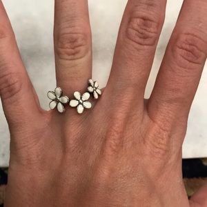 Pandora daisy ring 🌸